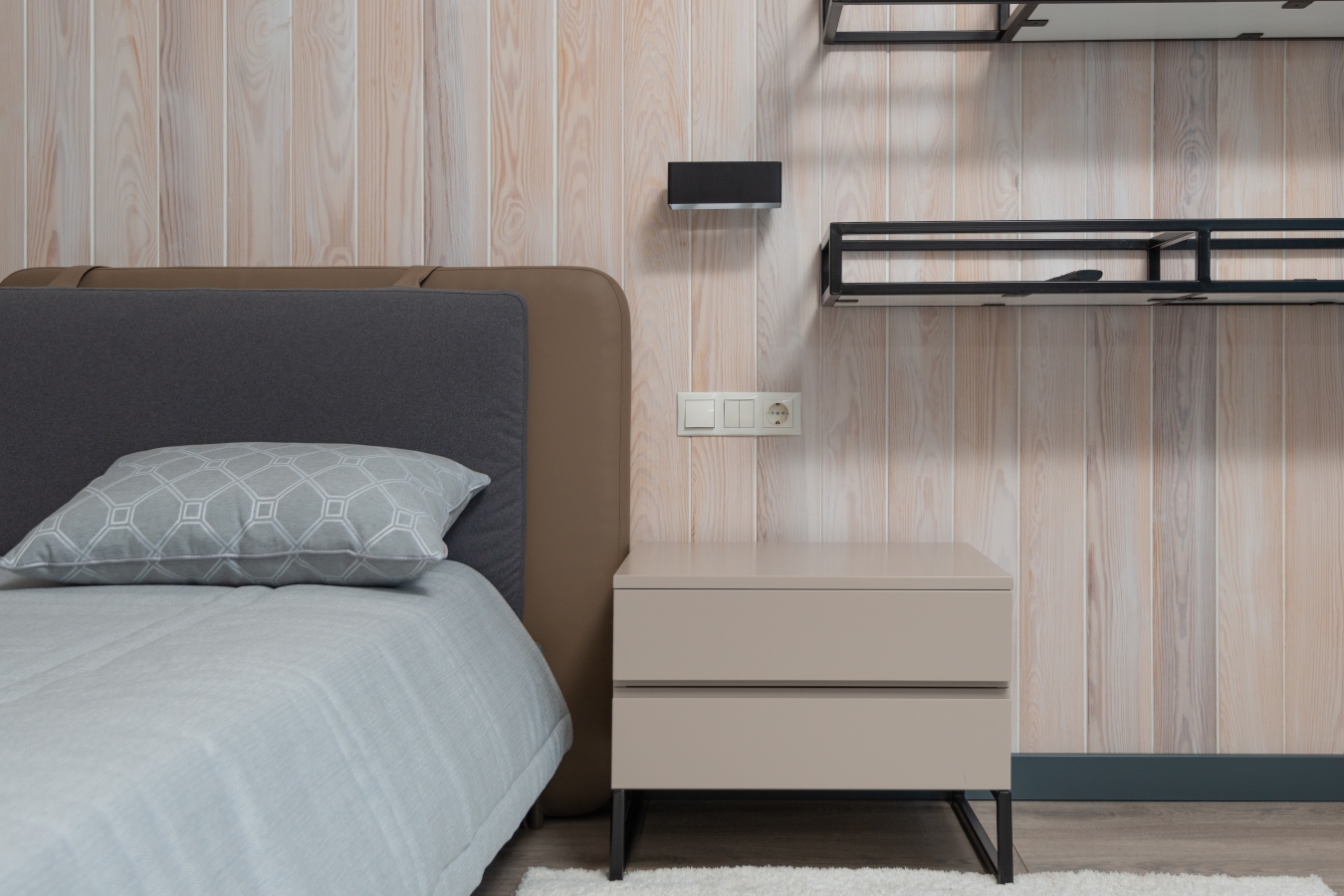 Sypialnia minimalistyczna: czyste kolory w gamie beżów i szarości, prosty stolik nocny bez uchwytów.